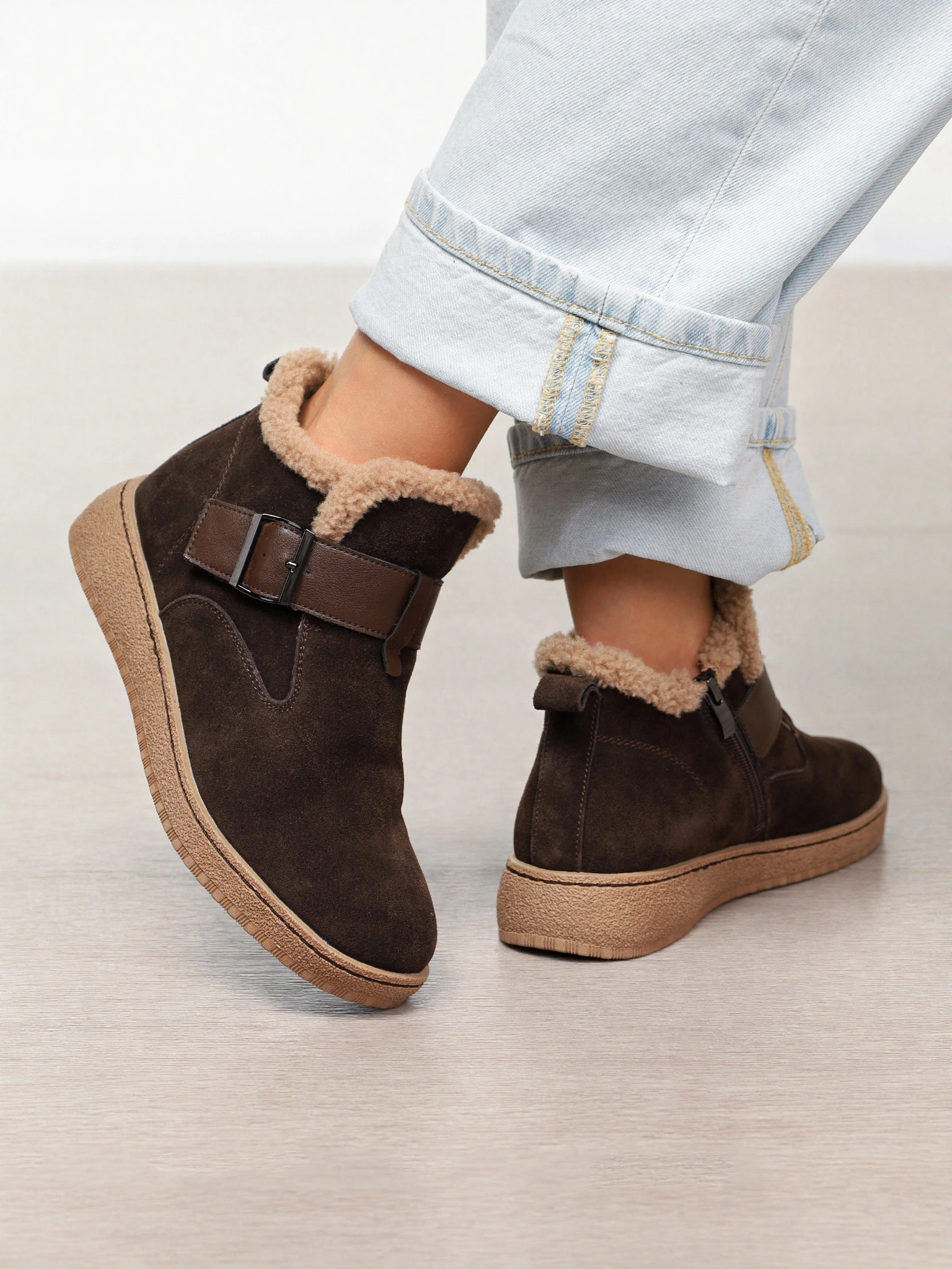 Ботинки темно-коричневого цвета с ремешком на низкой платформе